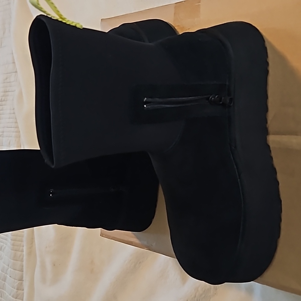 Boots - Picture 3 of 10